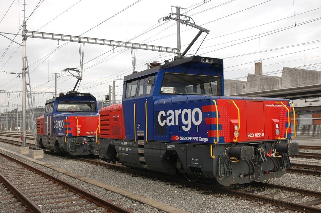 3033-0001-010214.jpg - SBB-CFF Eem 923.022-8 + Eem 923.010-3 "Suhrerchopf" / Suhr 1.2.2014