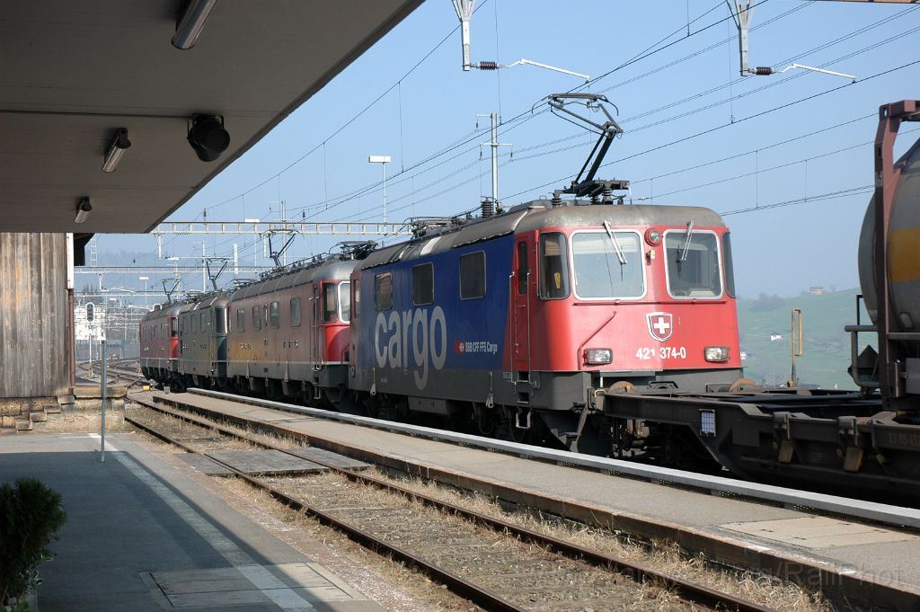 3045-0022-140314.jpg - SBB-CFF Re 6/6 11677 "Neuhausen am Rheinfall" + Re 4/4'' 11330 + Re 6/6 11678 "Bassersdorf" + Re 421.374-0 / Immensee 14.3.2014