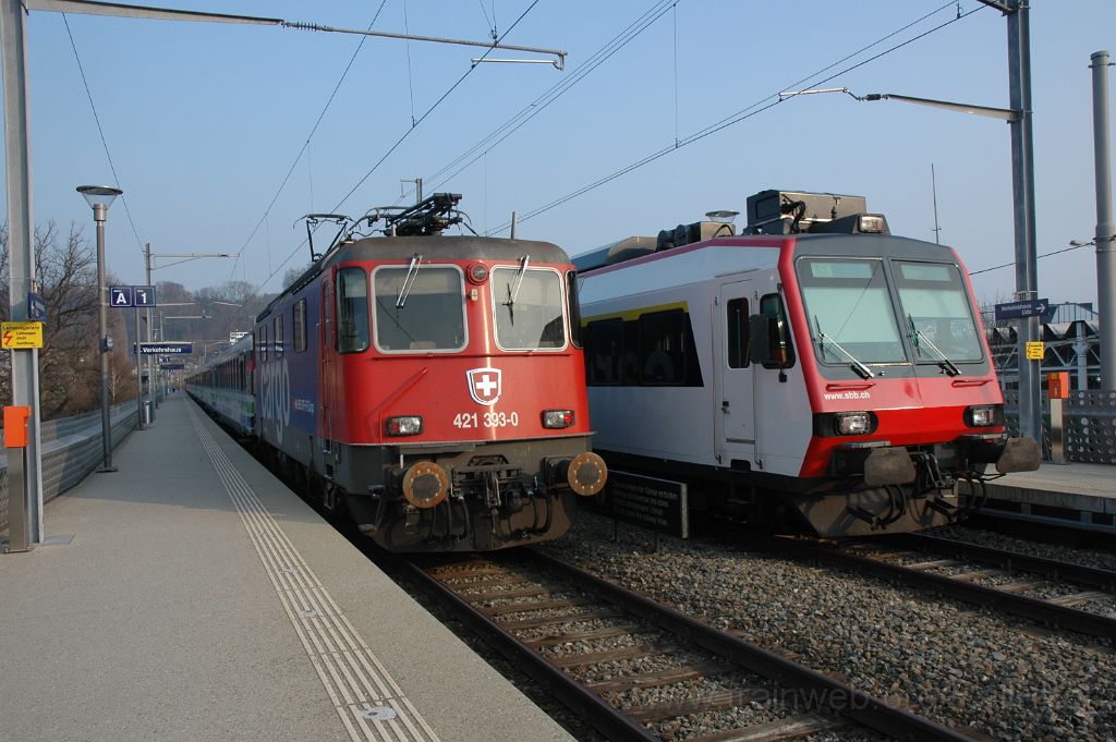 3048-0021-140314.jpg - SBB-CFF Re 421.393-0 + ABt 50 85 39-43 868-1 / Luzern Verkehrshaus 14.3.2014