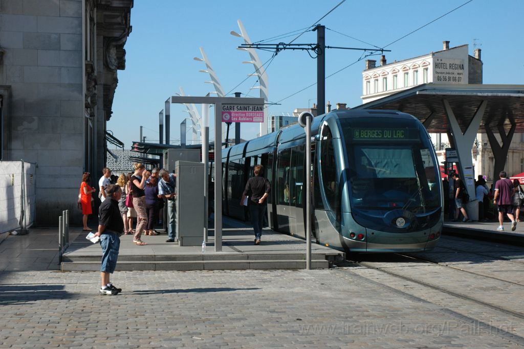 3198-0021-160714.jpg - TBC Citadis 402 No.2502 "Ville de Wuhan" / Gare St-Jean 16.7.2014