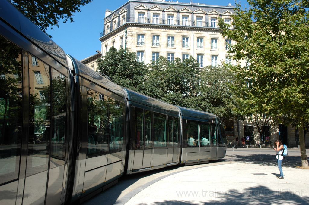 3199-0006-160714.jpg - TBC Citadis 302 Nr. 2243 "Ville de Suhl" / Quinconces 16.7.2014