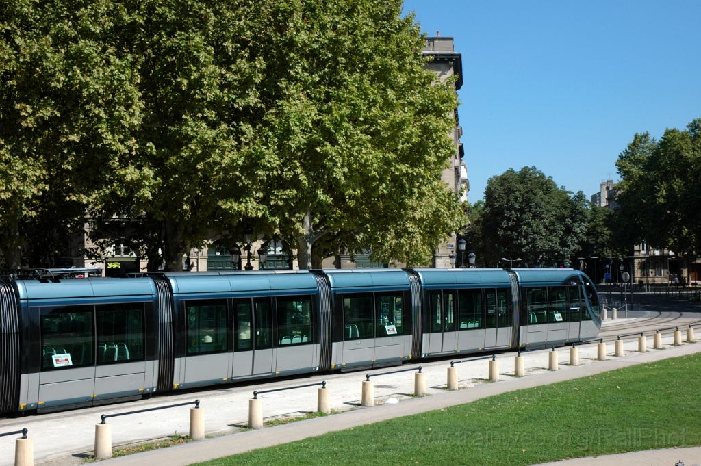 3199-0034-160714.jpg - TBC Citadis 402 No.2302 "Ville d'Oran" / Esplanade des Quinconces 16.7.2014