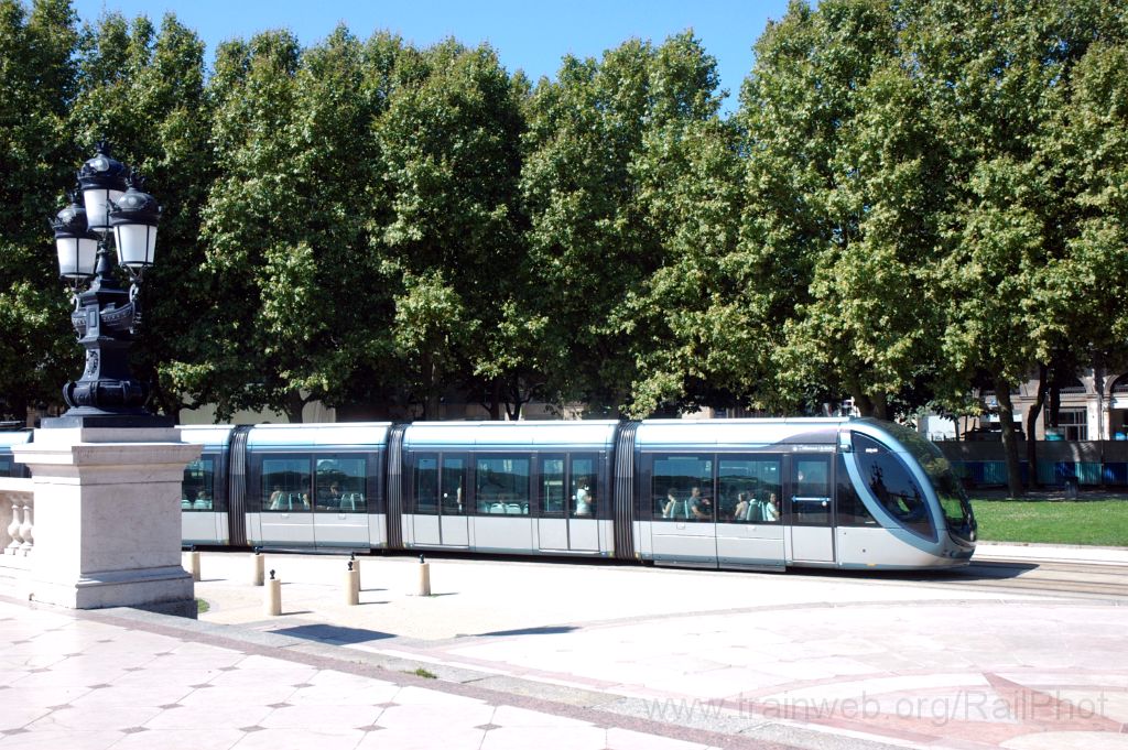 3199-0042-160714.jpg - TBC Citadis 402 No.2222 "Ville de Vilanova i la Geltrú" / Esplanade des Quinconces 16.7.2014