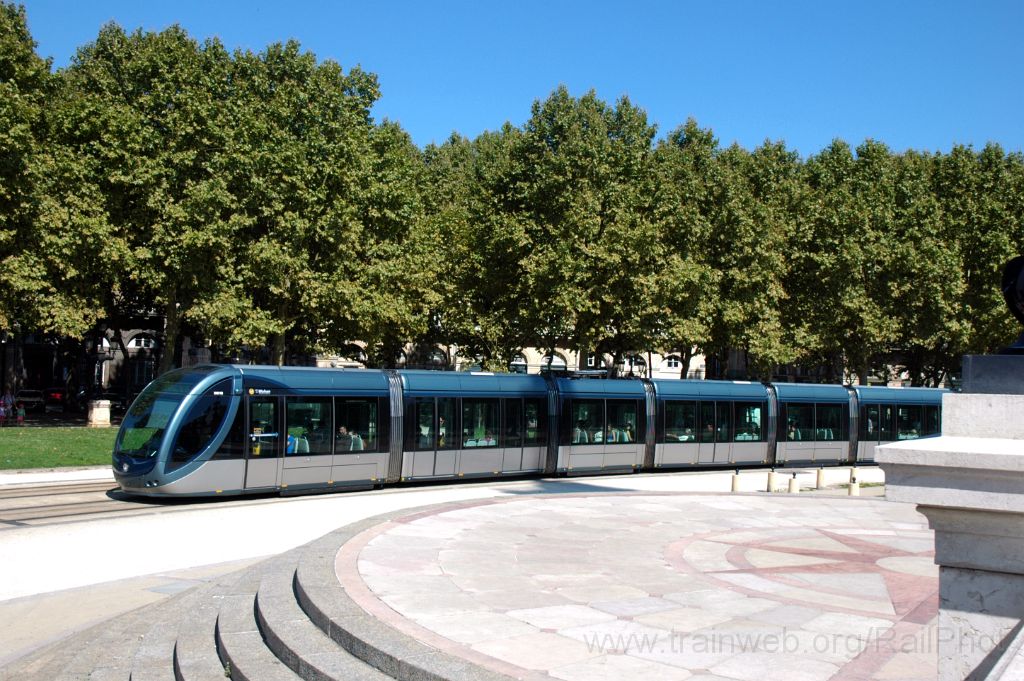 3200-0039-160714.jpg - TBC Citadis 402 No.2502 "Ville de Wuhan" / Esplanade des Quinconces 16.7.2014