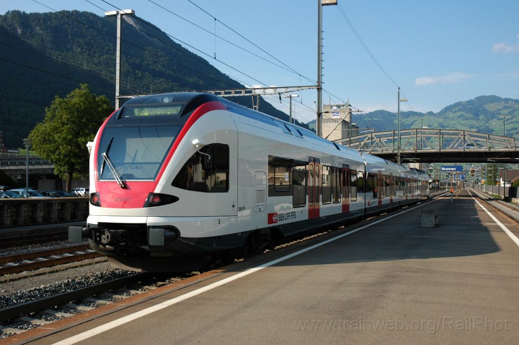 3213-0006-240714.jpg - SBB-CFF RABe 523.037 "Ebikon" / Brunnen 24.7.2014