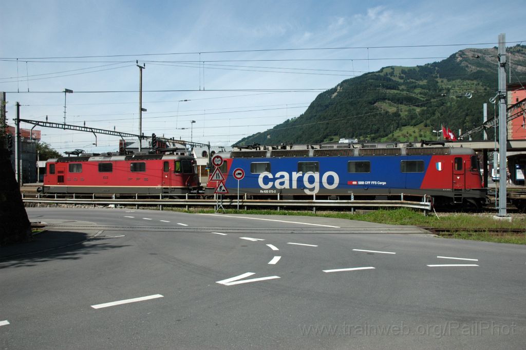 3237-0039-170814.jpg - SBB-CFF Re 4/4'' 11332 + Re 620.075-2 "Gelterkinden" / Arth-Goldau 17.8.2014