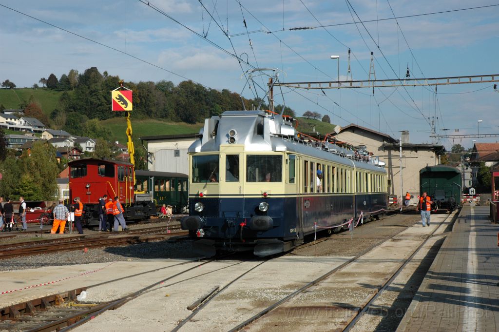 3317-0020-051014.jpg - BLS BCFe 4/6 736 + VHE Tm IV 9527 / Huttwil 5.10.2014