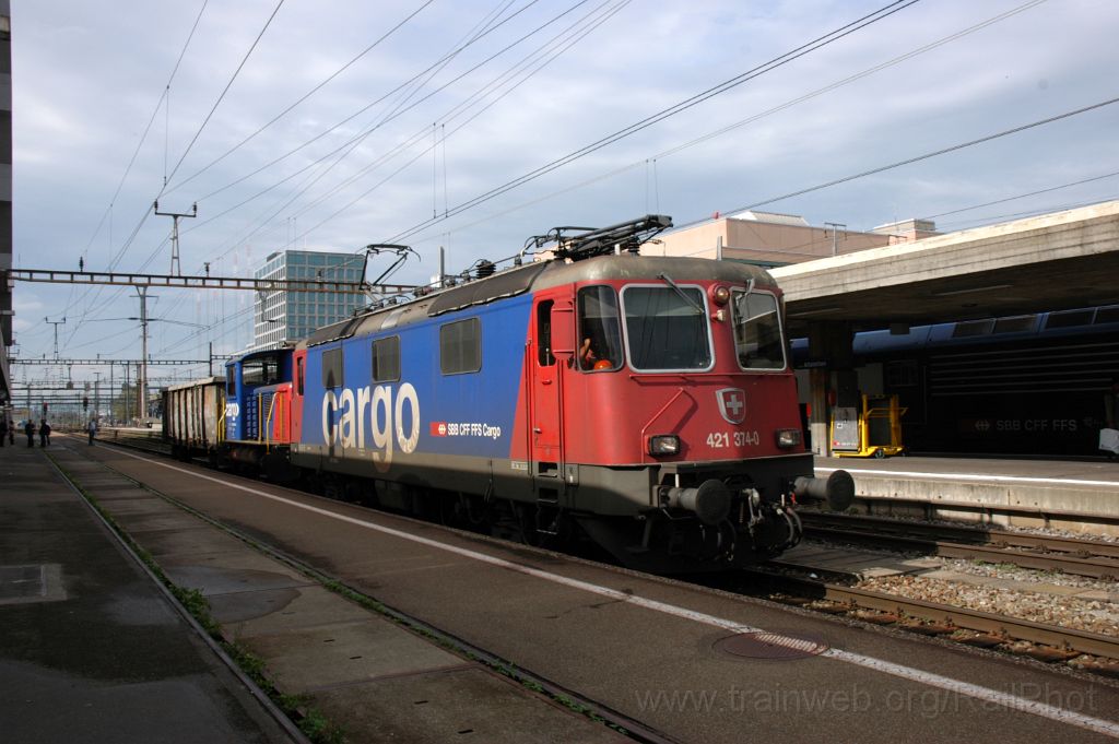 3322-0005-081014.jpg - SBB-CFF Re 421.374-0 + Tm 232.140-4 / Zürich-Altstetten 8.10.2014