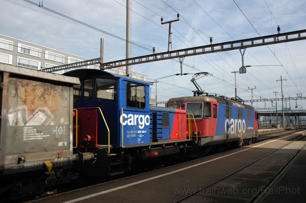 3322-0007-081014.jpg - SBB-CFF Re 421.374-0 + Tm 232.140-4 / Zürich-Altstetten 8.10.2014