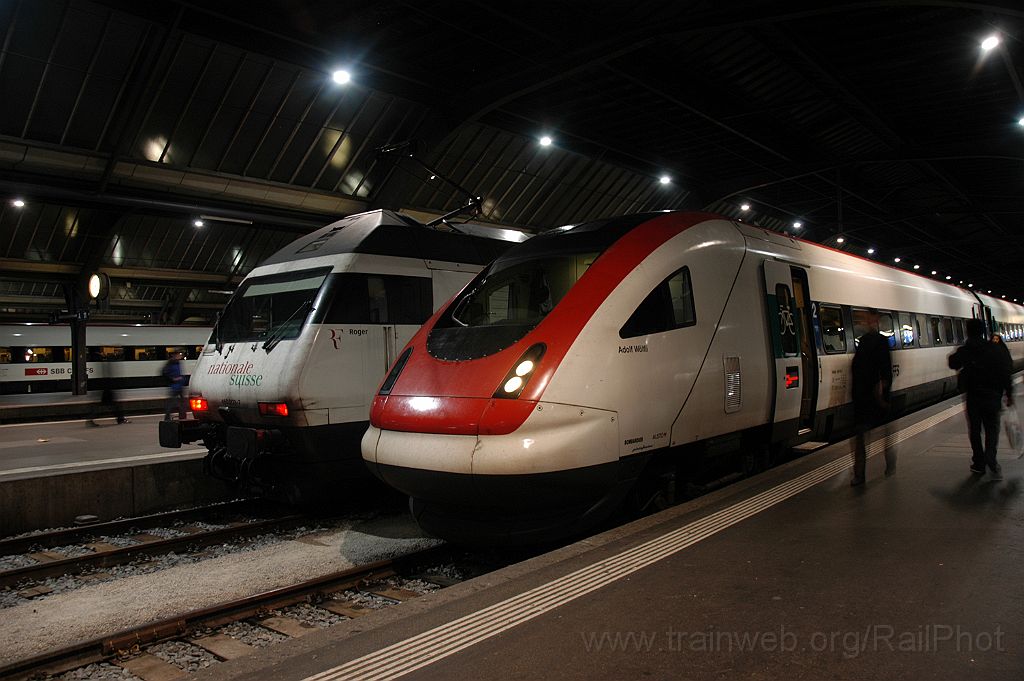 3394-0022-191114.jpg - SBB-CFF Re 460.003-7 "Milieu du monde" + ICN RABDe 500.018-7 "Adolf Wölfli" / Zürich HB 19.11.2014