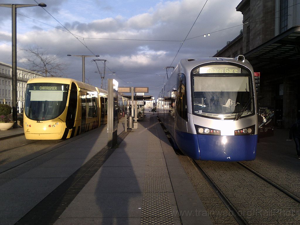 3424-0016-251214.jpg - Soléa Citadis 302 Nr. 2027 + SNCF U 25635 / Gare centrale 25.12.2014