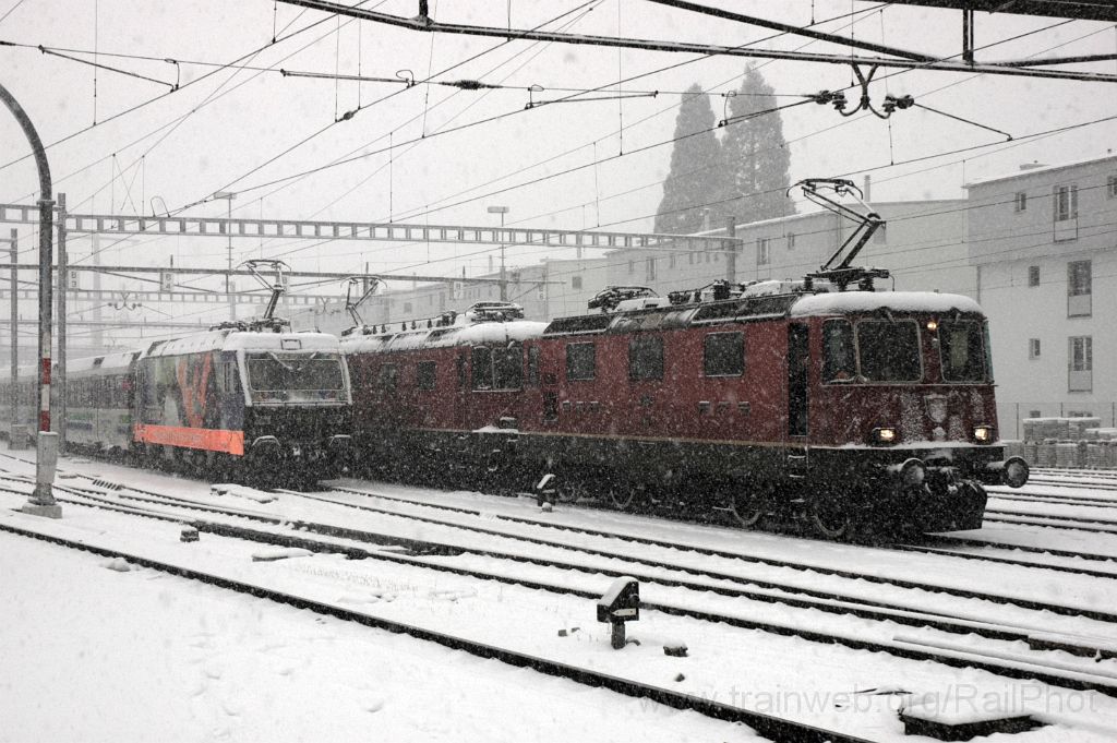3425-0035-291214.jpg - SBB-CFF Re 4/4'' 11284 + Re 6/6 11607 "Wattwil" + SOB Re 456.092-6 "Amriswil" / Rapperswil 29.12.2014