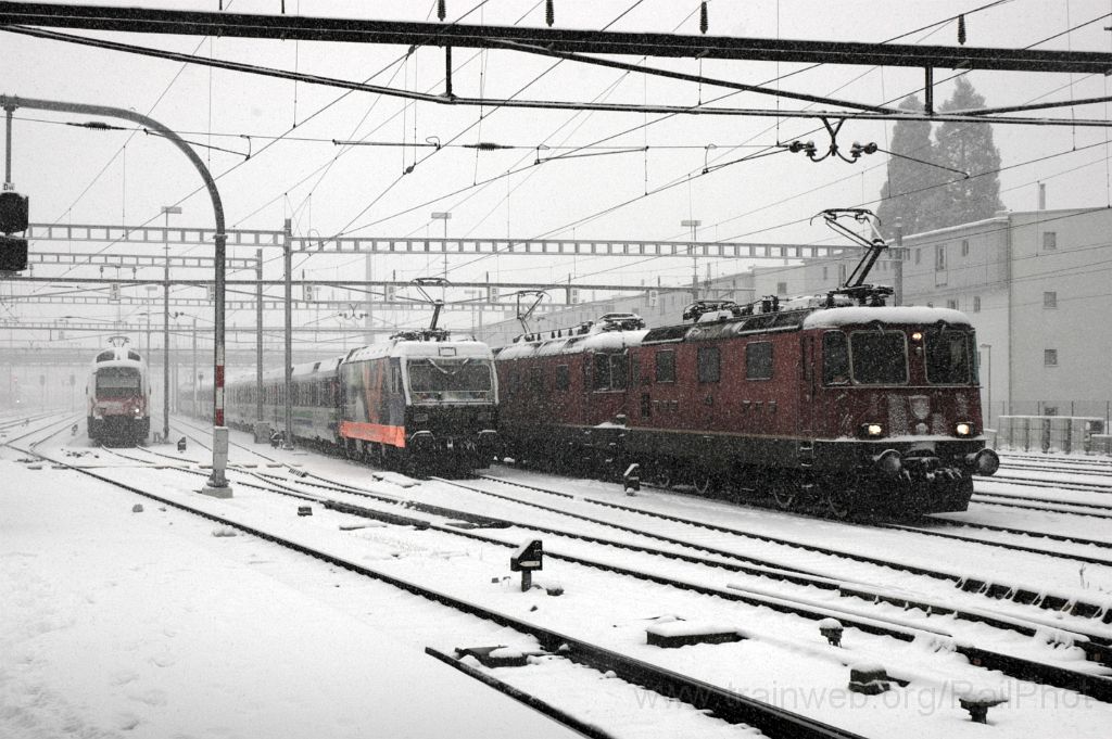 3425-0047-291214.jpg - SBB-CFF Re 4/4'' 11284 + Re 6/6 11607 "Wattwil" + SOB Re 456.092-6 "Amriswil" + SBB-CFF RABe 514.043-9 "Neuhausen am Rheinfall" / Rapperswil 29.12.2014