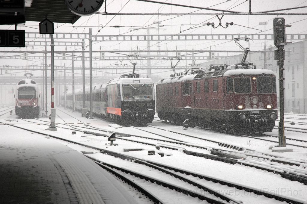 3426-0003-291214.jpg - SBB-CFF Re 4/4'' 11284 + Re 6/6 11607 "Wattwil" + SOB Re 456.092-6 "Amriswil" + SBB-CFF RABe 514.043-9 "Neuhausen am Rheinfall" / Rapperswil 29.12.2014