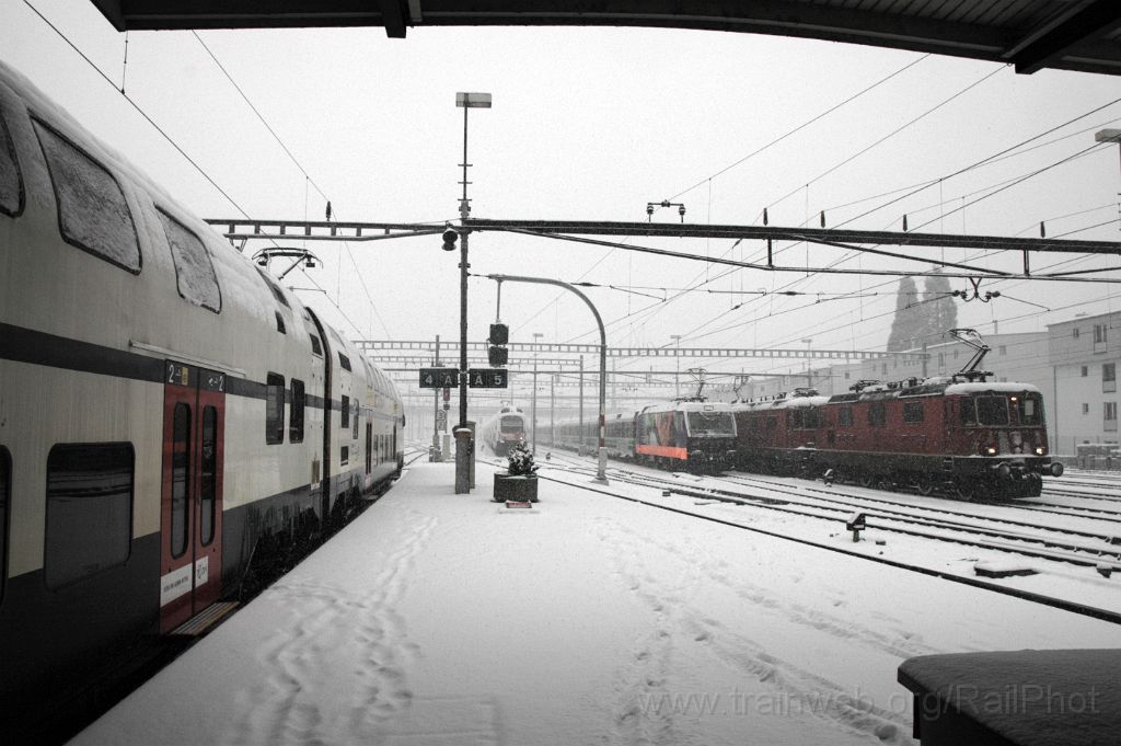 3426-0008-291214.jpg - SBB-CFF Re 4/4'' 11284 + Re 6/6 11607 "Wattwil" + SOB Re 456.092-6 "Amriswil" + SBB-CFF RABe 514.043-9 "Neuhausen am Rheinfall" + RABe 514.029-8 / Rapperswil 29.12.2014