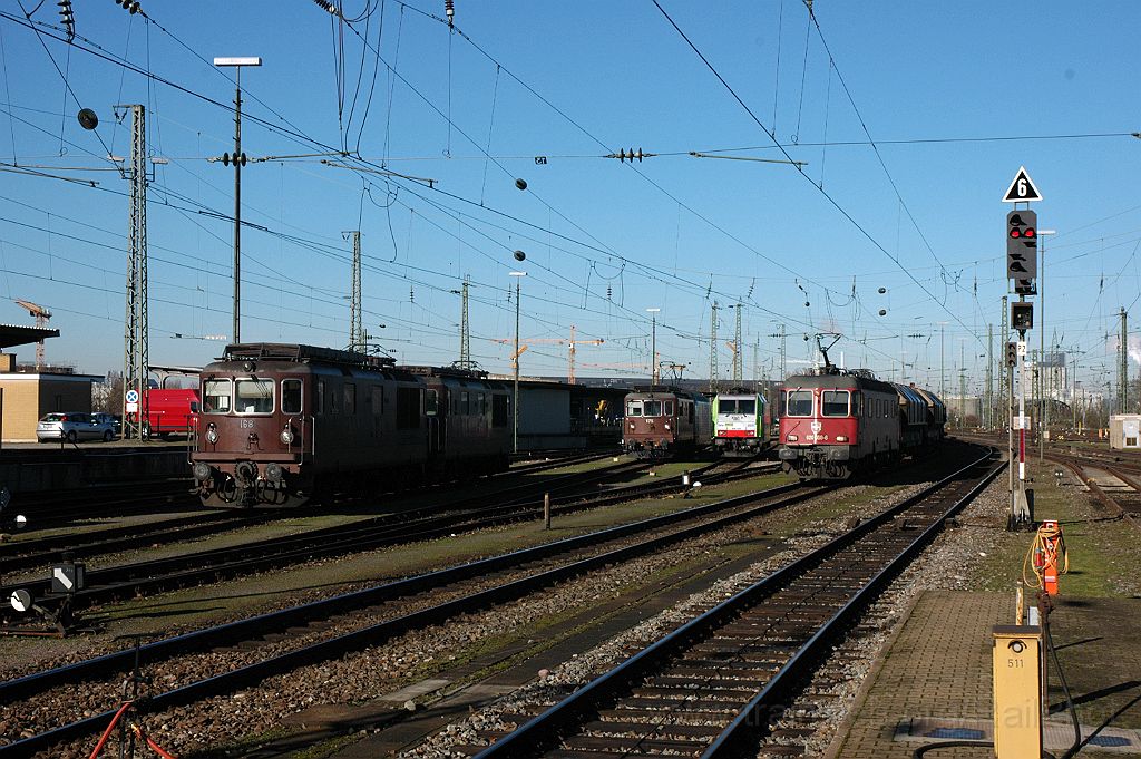 3430-0019-050115.jpg - BLS Re 4/4 168 "Baltschieder" + Re 4/4 169 "Bönigen" + Re 4/4 175 "Gampel" + Re 465.008-1 "Thunersee" + Re 486.508-5 + SBB-CFF Re 620.059-6 "Chavornay" / Basel Badische Bahnhof 5.1.2015