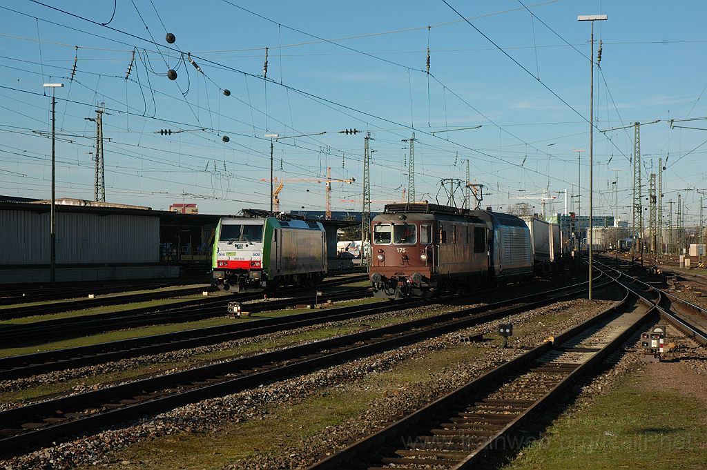 3432-0032-050115.jpg - BLS Re 486.508-5 + Re 4/4 175 "Gampel" + Re 465.008-1 "Thunersee" / Basel Badische Bahnhof 5.1.2015