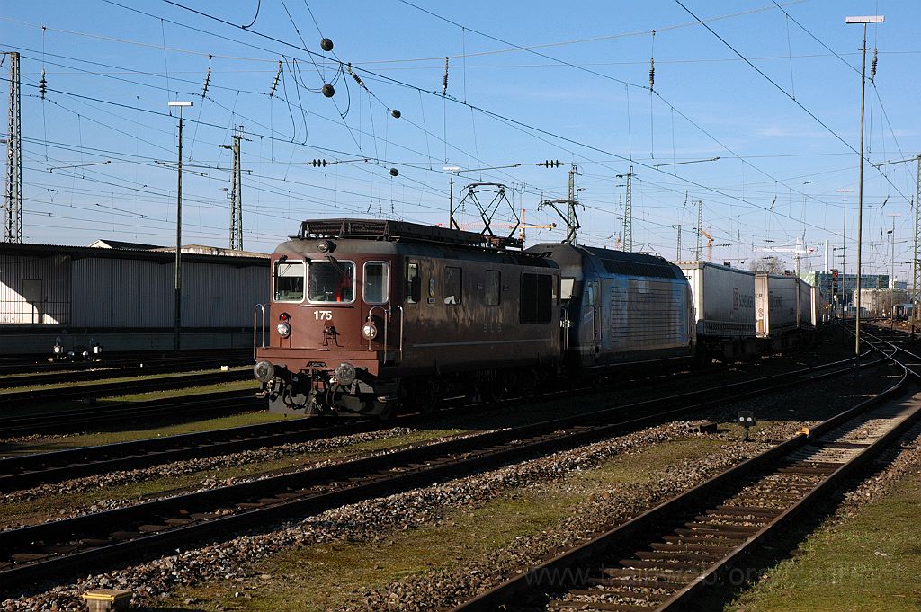 3432-0035-050115.jpg - BLS Re 4/4 175 "Gampel" + Re 465.008-1 "Thunersee" / Basel Badische Bahnhof 5.1.2015