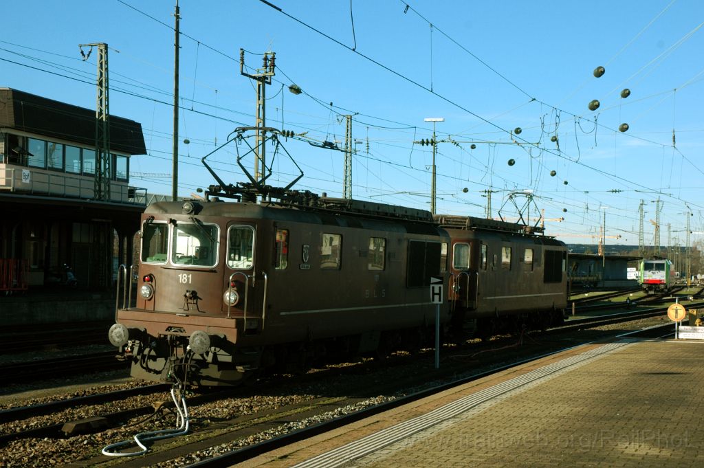 3432-0040-050115.jpg - BLS Re 4/4 164 "Lengnau" + Re 4/4 181 "Interlaken" / Basel Badische Bahnhof 5.1.2015