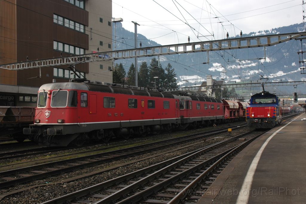 3443-0049-070115.jpg - SBB-CFF Re 6/6 11653 "Gümligen" + Re 6/6 11632 "Däniken" + Eem 923.019-4 "La Berra" / Arth-Goldau 7.1.2015