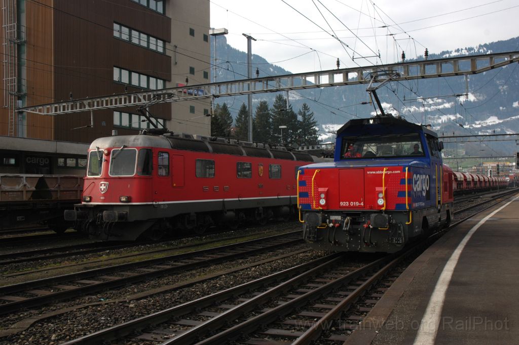 3444-0002-070115.jpg - SBB-CFF Re 6/6 11653 "Gümligen" + Eem 923.019-4 "La Berra" / Arth-Goldau 7.1.2015