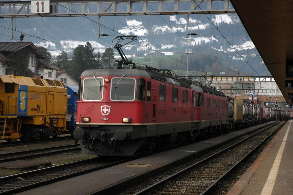 3445-0023-070115.jpg - SBB-CFF Re 4/4'' 11328 + Re 6/6 11634 "Aarburg-Oftringen" / Arth-Goldau 7.1.2015