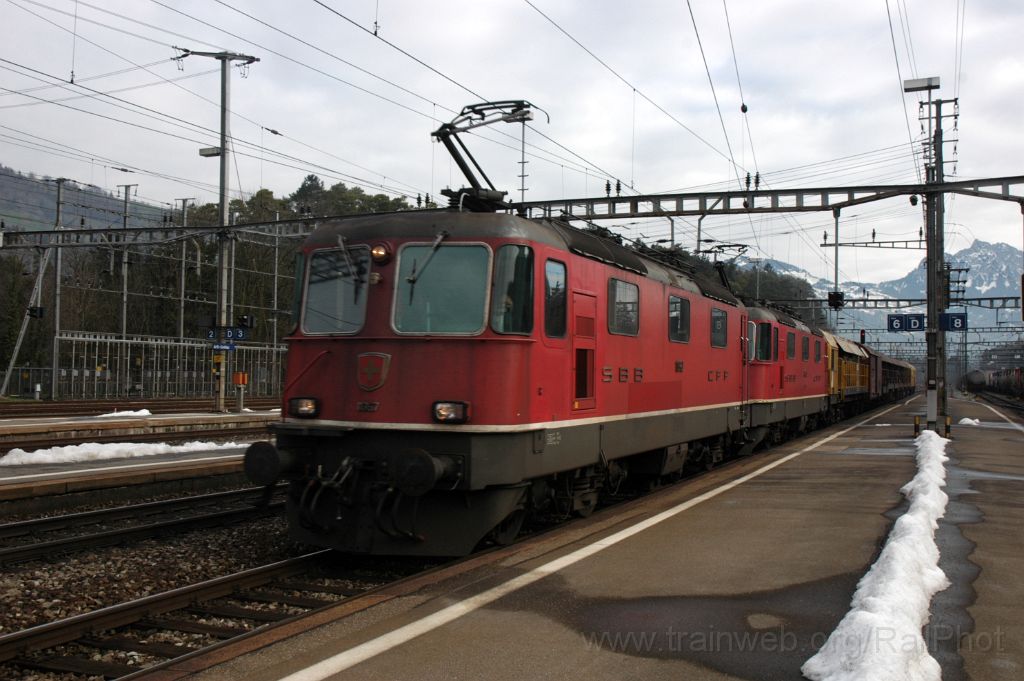 3446-0011-070115.jpg - SBB-CFF Re 4/4''' 11367 + Re 4/4'' 11245 / Arth-Goldau 7.1.2015