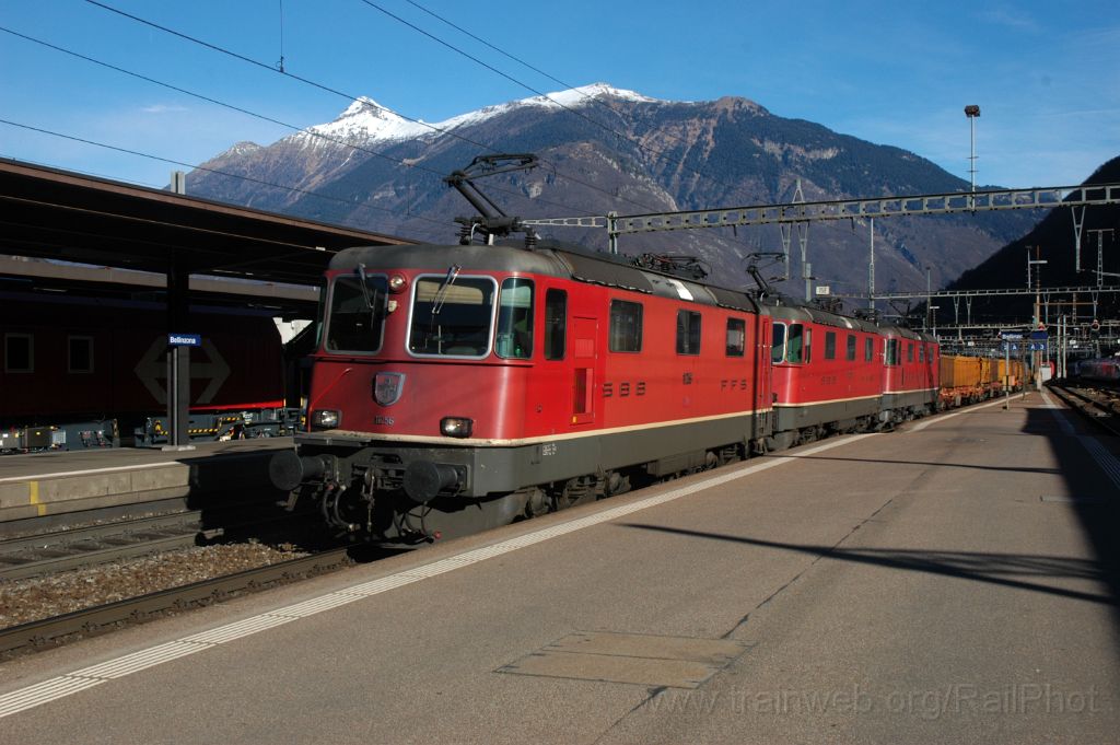 3451-0030-120115.jpg - SBB-CFF Re 4/4'' 11256 + Re 4/4'' 11182 + Re 4/4''' 11351 / Bellinzona 12.1.2015
