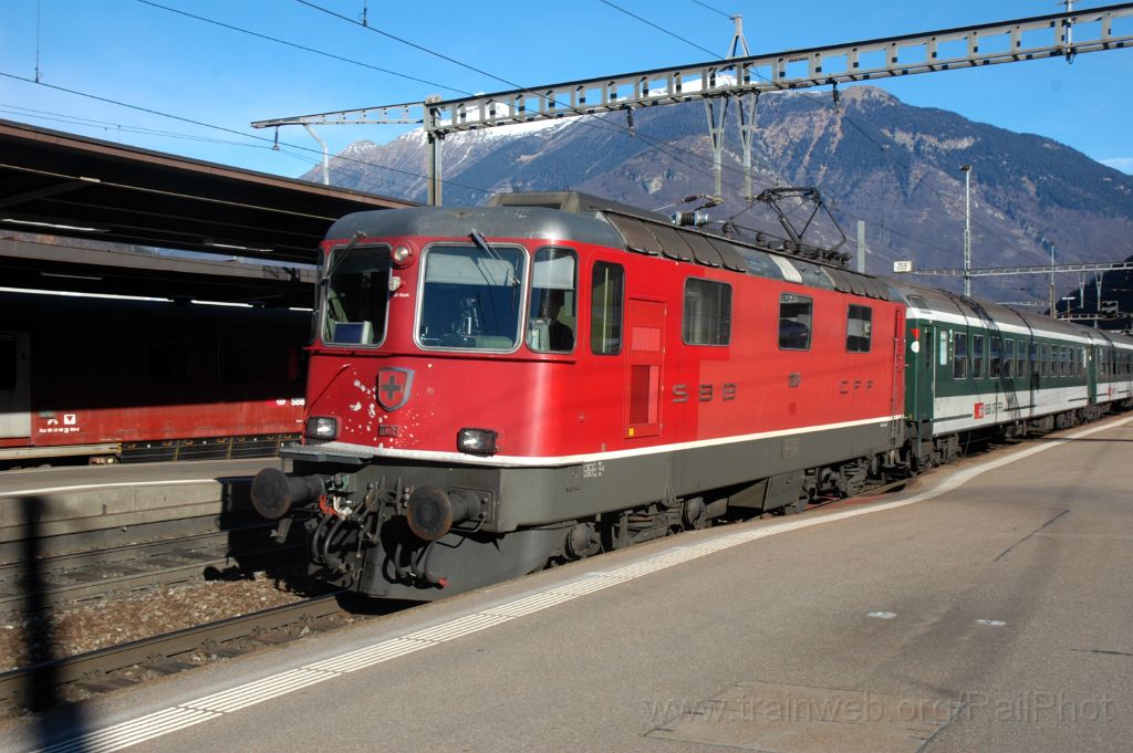 3451-0049-120115.jpg - SBB-CFF Re 4/4'' 11128 / Bellinzona 12.1.2015