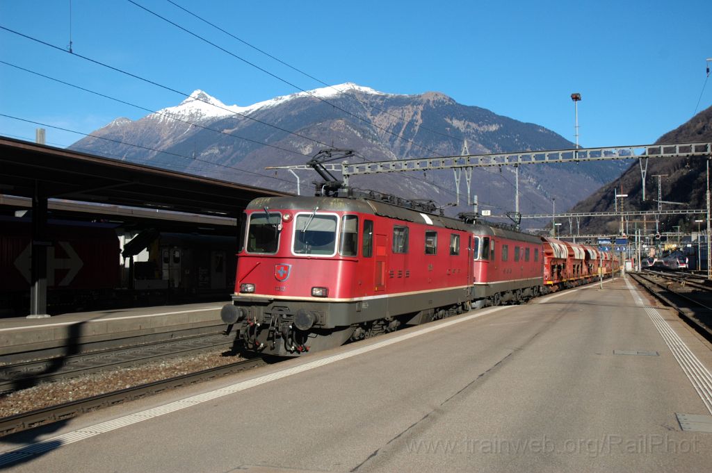 3456-0009-120115.jpg - SBB-CFF Re 4/4'' 11313 + Re 6/6 11644 "Cornaux" / Bellinzona 12.1.2015