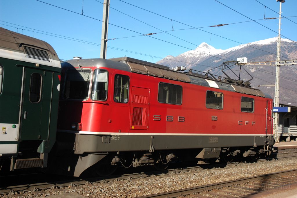 3458-0002-120115.jpg - SBB-CFF Re 4/4'' 11128 / Bellinzona 12.1.2015