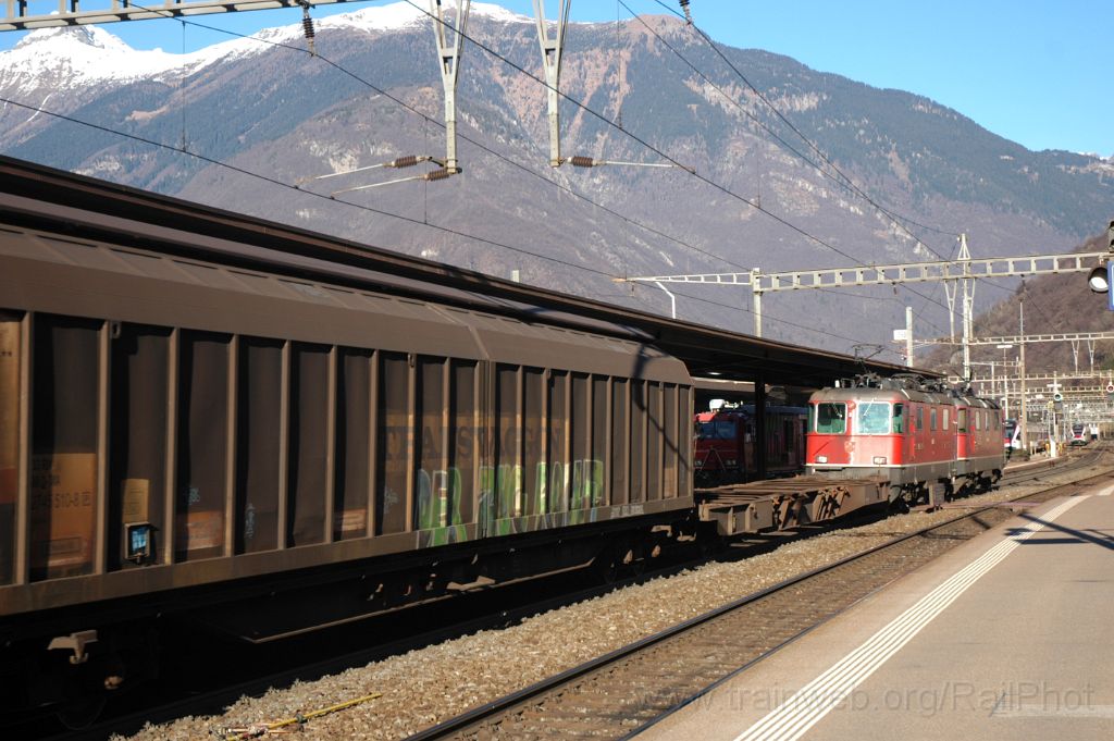 3460-0022-120115.jpg - SBB-CFF Re 4/4'' 11311 + Re 4/4''' 11363 / Bellinzona 12.1.2015