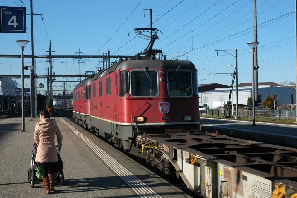 3463-0006-130115.jpg - SBB-CFF Re 6/6 11672 "Balerna" + Re 4/4'' 11326 / Pratteln 13.1.2015