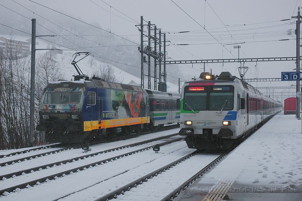 3473-0045-170115.jpg - SOB Re 456.092-6 "Amriswil" + RBDe 561.083-7 "Richterswil-Samstagern" / Herisau 17.1.2015