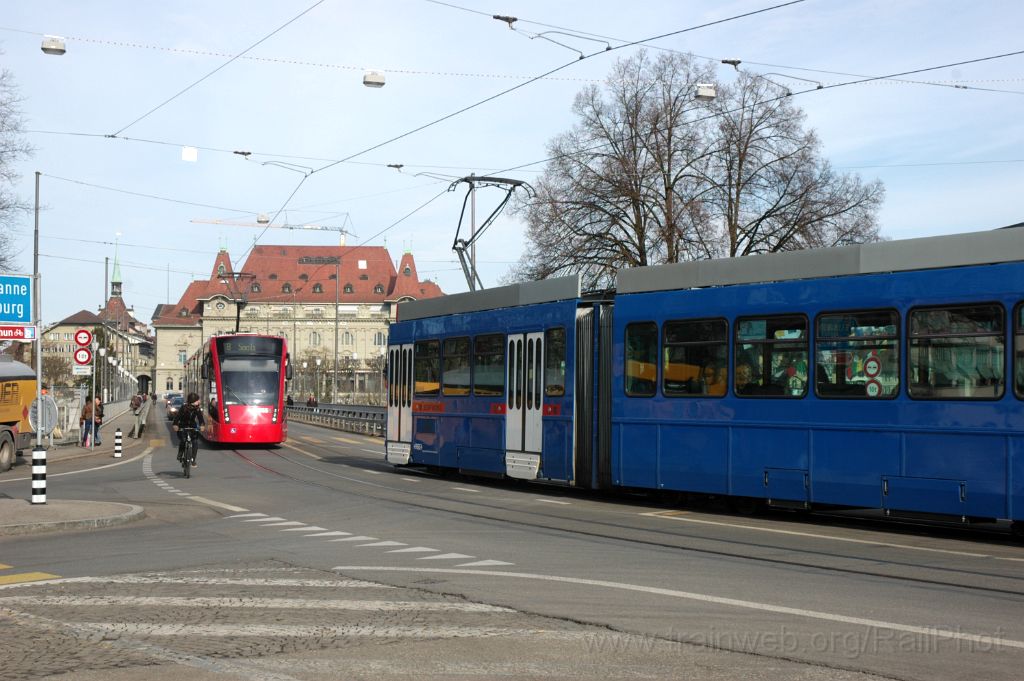 3502-0012-130215.jpg - RBS Be 4/10 81 + BernMobil Be 4/8 665 / Helvetiaplatz 13.2.2015
