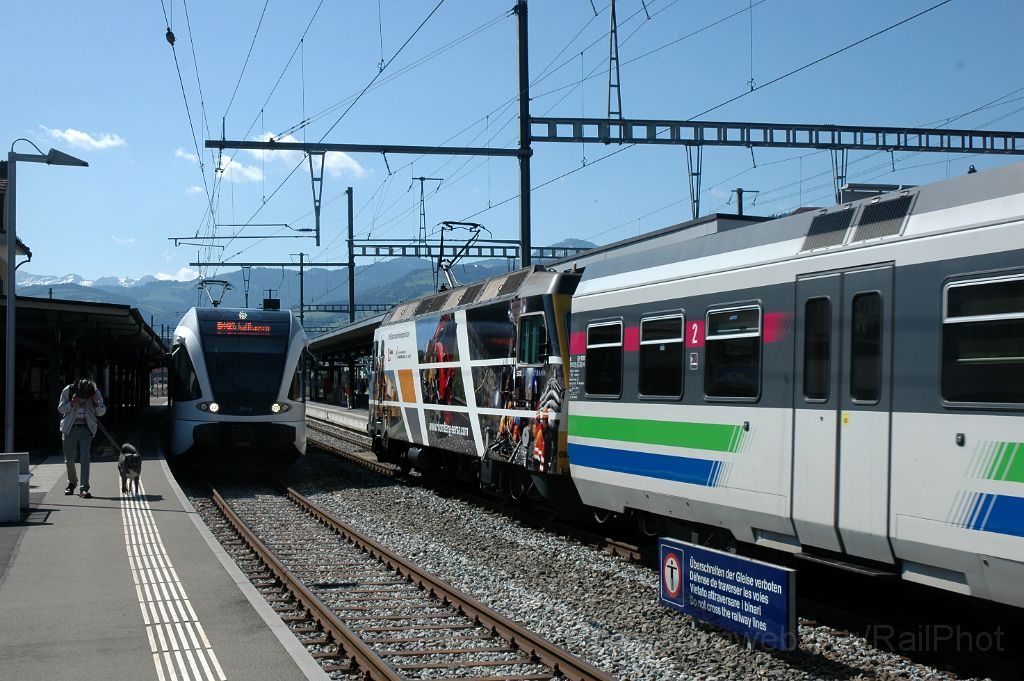 3576-0020-030615.jpg - SOB Re 456.093-4 "St.Gallen" + Thurbo RABe 526.791-9 "Spieleland-Express" / Wattwil 3.6.2015