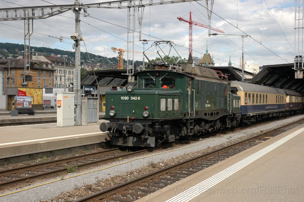 3611-0009-200615.jpg - ÖBB 1020.042-6 / Zürich HB 20.6.2015