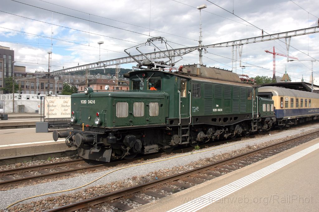 3611-0013-200615.jpg - ÖBB 1020.042-6 / Zürich HB 20.6.2015