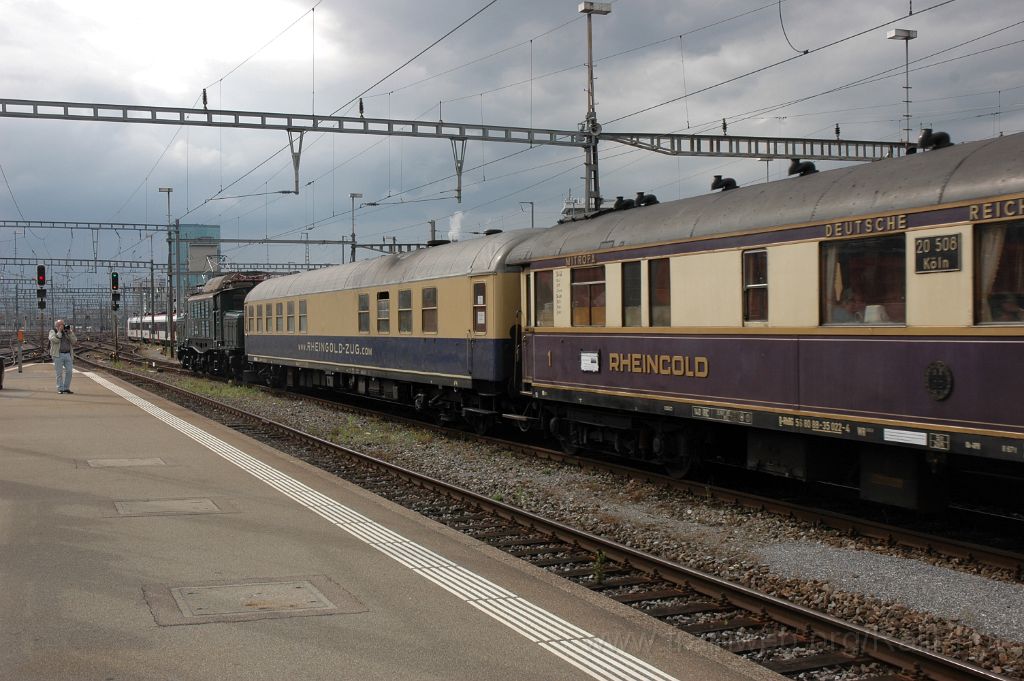 3611-0023-200615.jpg - ÖBB 1020.042-6 + RhBG BRyl 56 80 89-35 206-2 / Zürich HB 20.6.2015