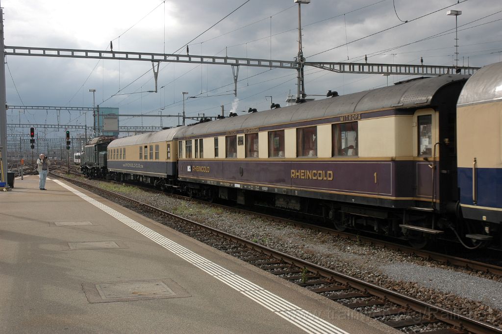 3611-0027-200615.jpg - ÖBB 1020.042-6 + DRG SA4ü 20 508 Köln / Zürich HB 20.6.2015