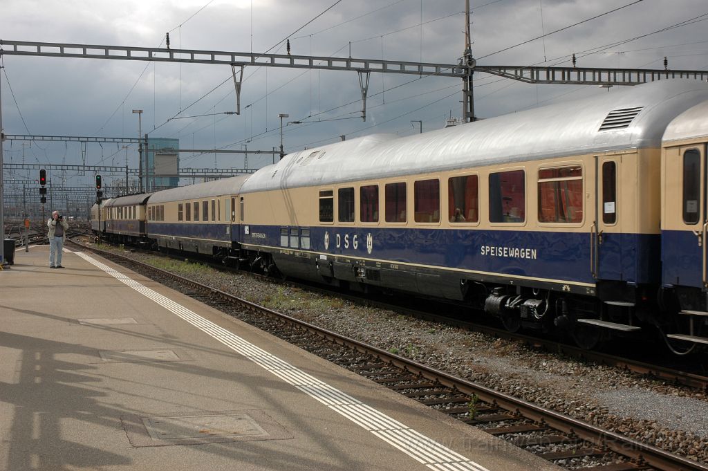 3611-0036-200615.jpg - ÖBB 1020.042-6 + DSG WRmh 131 80 005 / Zürich HB 20.6.2015