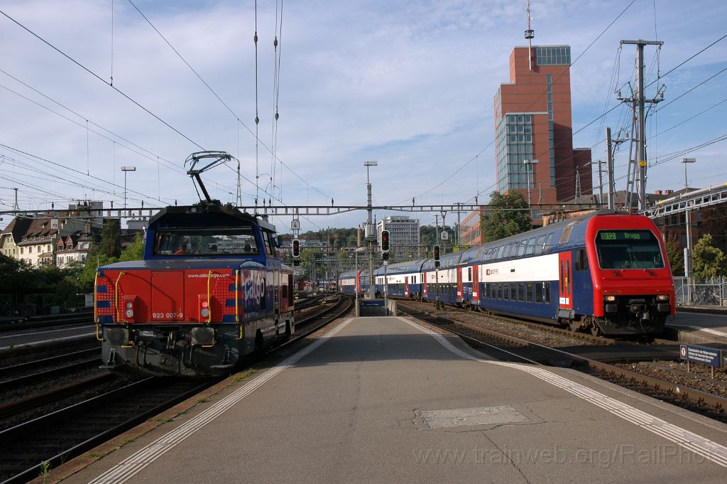 3626-0019-290615.jpg - SBB-CFF Eem 923.007-9 "Schoren" + Bt 50 85 26-34 910-7 / Winterthur 29.6.2015