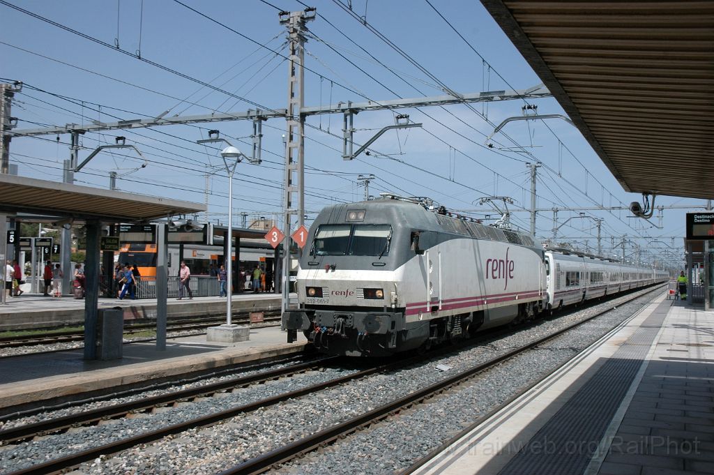 3633-0038-030715.jpg - Renfe 252.061-7 / Sant Vicenç de Calders 3.7.2015