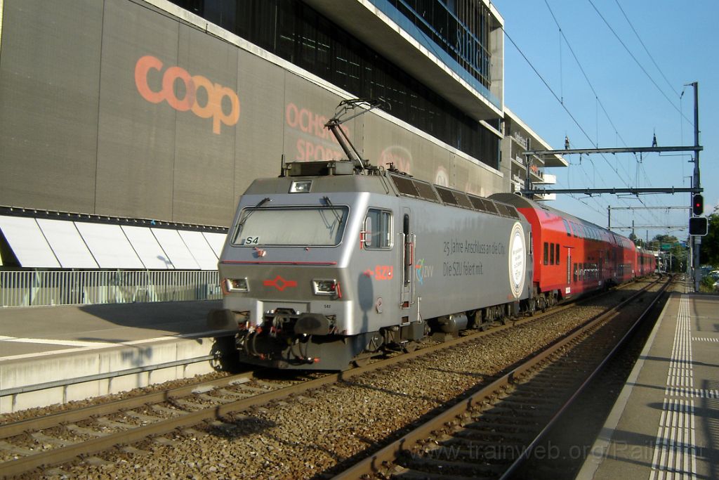 3645-0024-060815.jpg - SZU Re 456.542-0 "Wir gratulieren uns alle" / Saalsporthalle 6.8.2015