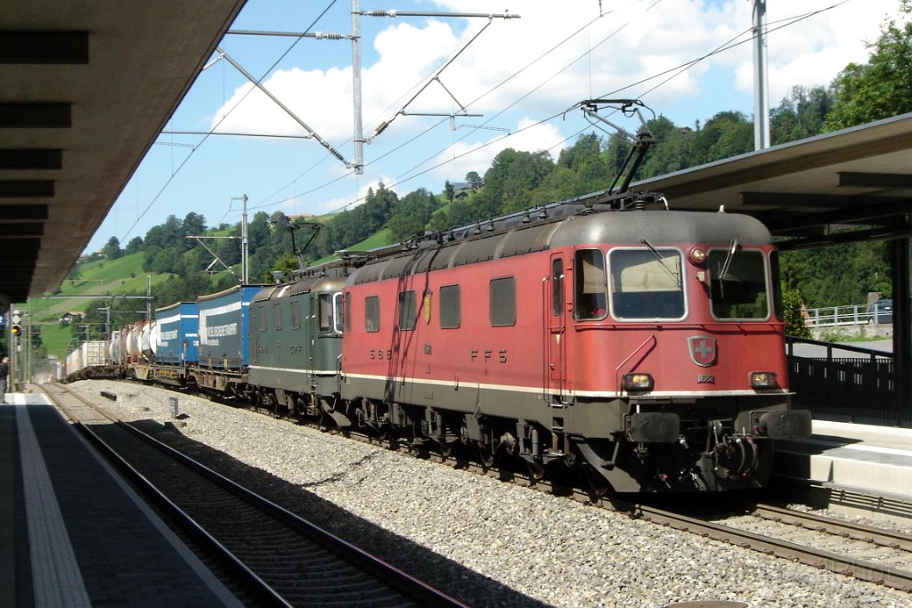 3652-0016-210815.jpg - SBB-CFF Re 6/6 11682 "Pfäffikon SZ" + Re 4/4'' 11330 / Mülenen 21.8.2015