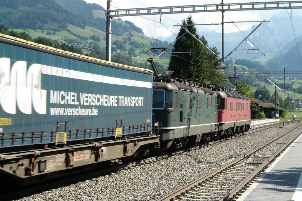 3652-0018-210815.jpg - SBB-CFF Re 6/6 11682 "Pfäffikon SZ" + Re 4/4'' 11330 / Mülenen 21.8.2015