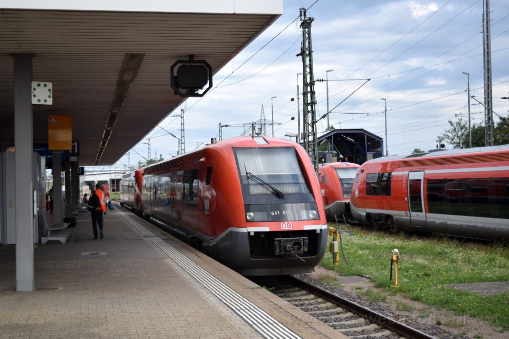 3662-0043-310815.jpg - DBAG 641.011 "Haltingen" + 641.013 "Basel" / Basel Badische Bahnhof 31.8.2015