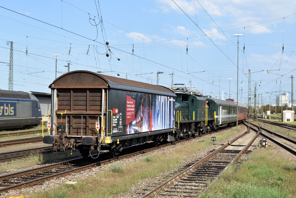 3665-0004-310815.jpg - SBB-CFF Ce 6/8''' 14305 + Hbils-vy 21 85 237 0 458-1 / Basel Badische Bahnhof 31.8.2015