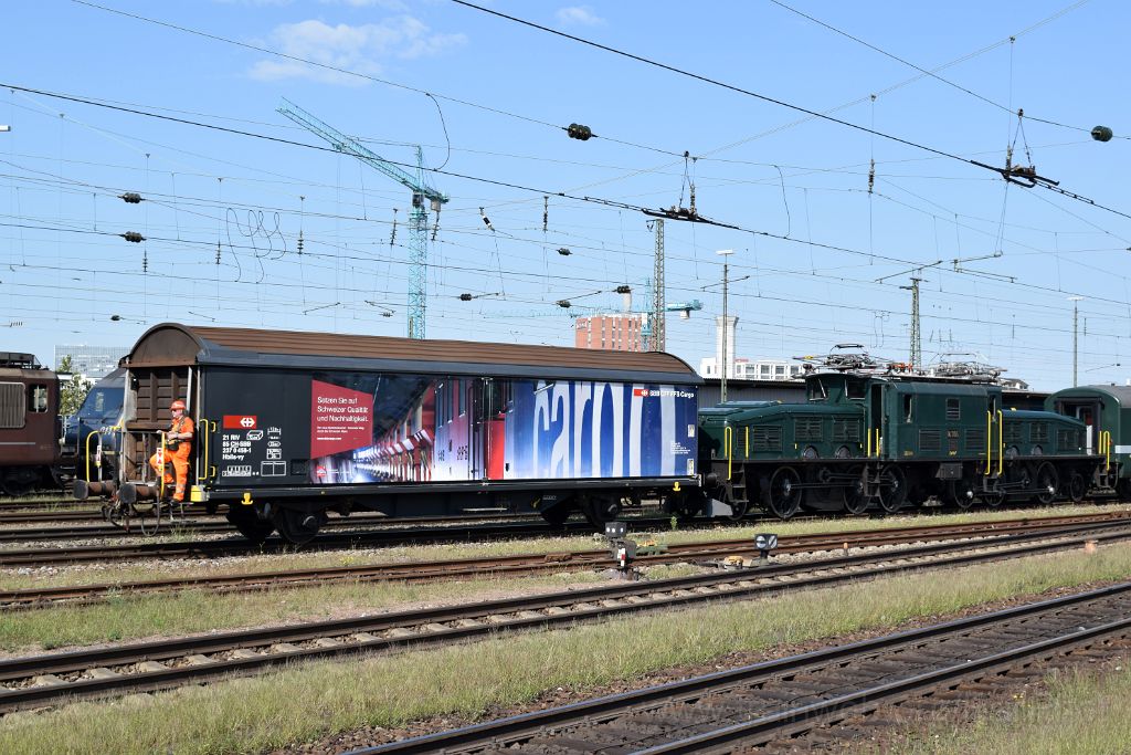 3666-0004-310815.jpg - SBB-CFF Hbils-vy 21 85 237 0 458-1 + Ce 6/8''' 14305 / Basel Badische Bahnhof 31.8.2015