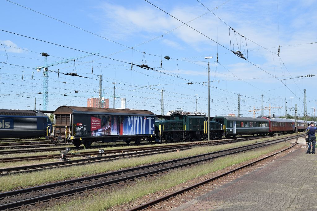 3668-0041-310815.jpg - SBB-CFF Ce 6/8''' 14305 + Hbils-vy 21 85 237 0 458-1 / Basel Badische Bahnhof 31.8.2015